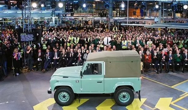 Произведени в UK: 2 милиона+ бройки

Цена като нов/сега: &pound;300/&pound;4000-&pound;200 000

Машините от серията Land Rover, а по-късно и Defender, бяха майстори в много области. Ако трябваше да поръчате снимка на английската провинция или на луксозна лондонска улица, шансовете Defender да се промъкне някъде там бяха огромни. Колата изпълняваше работата и във фермата, и като моден аксесоар на хайлайфа (любим и на Кралския двор).

Винаги можете да разчитате на офроуд способността на автомобила, защото Land Rover и Defender направиха името си в много по-опасни пътища. През първото десетилетие на производство 70 процента от превозните средства бяха изнесени в 150 страни &ndash; включително много негостоприемни места.